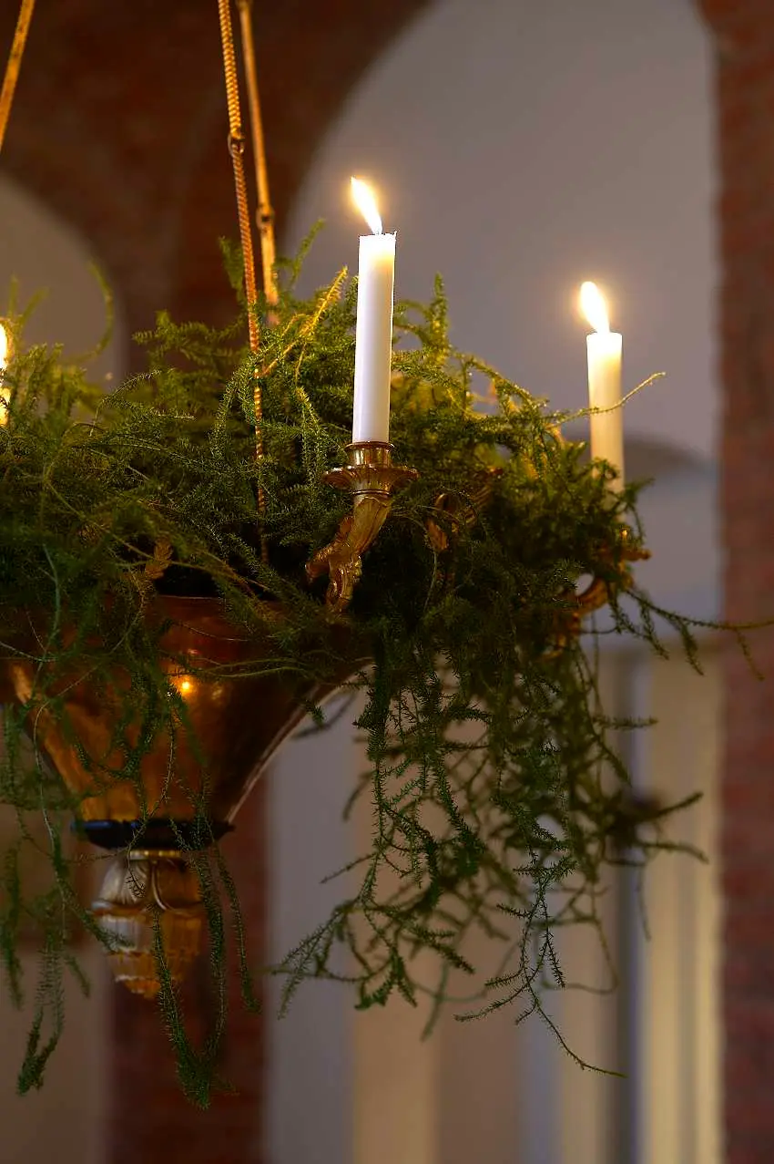 Ljuskrona med levande ljus och gröna kvistar, Pontus Nilvanders hem i juletid