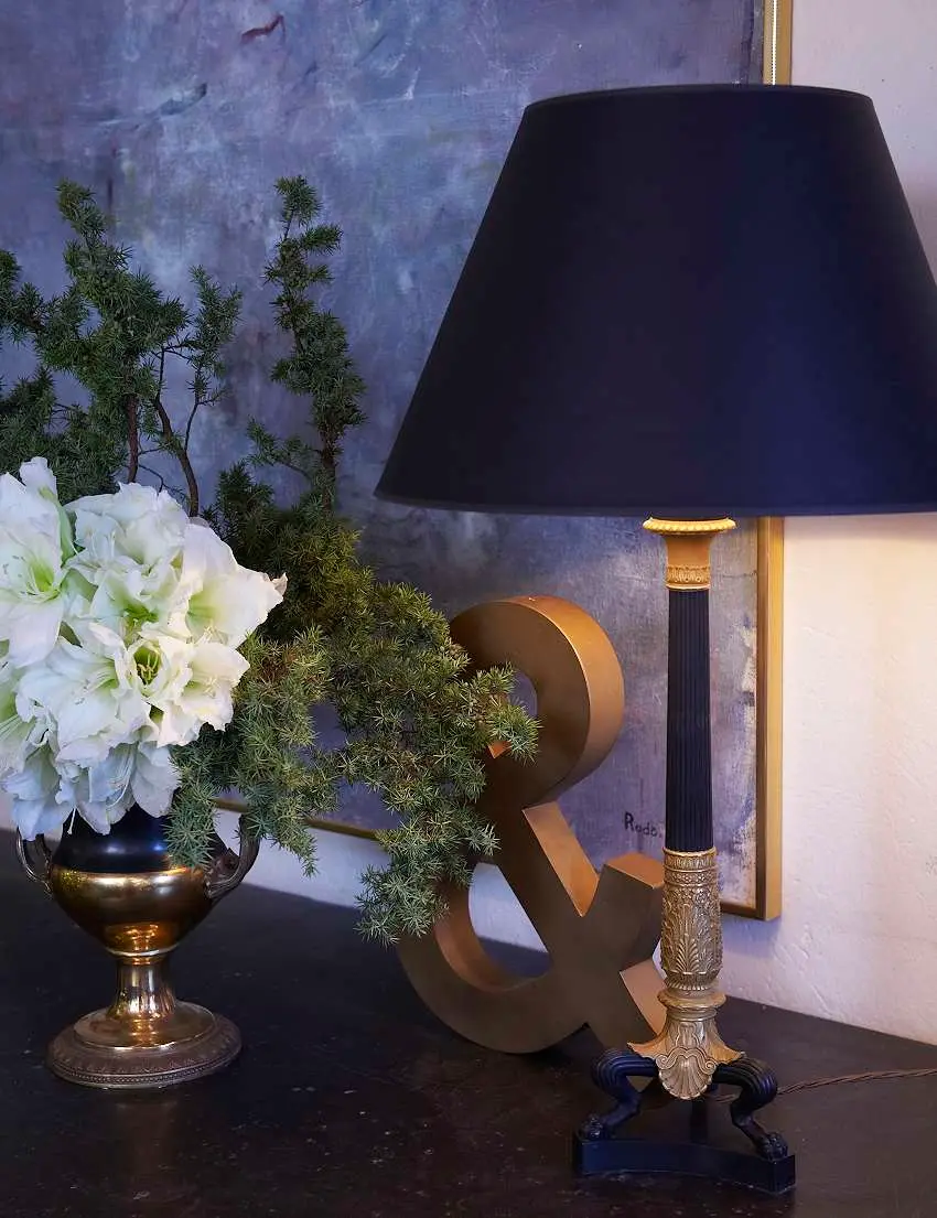 Svart bordslampa och vit amaryllis, Pontus Nilvanders hem i juletid