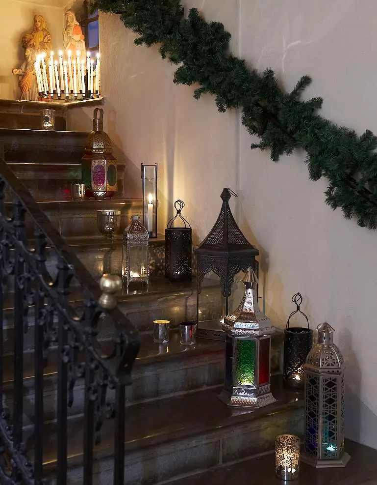 Trappa med lyktor, levande ljus och girlang, Pontus Nilvanders hem i juletid