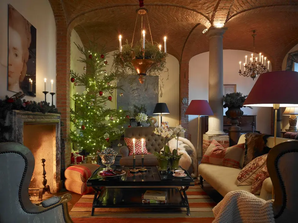 Vardagsrum med tegelvalv, öppen spis och julgran, Pontus Nilvanders hem i juletid