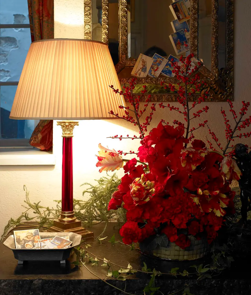 Bordslampa med plisserad skärm och röda blommor, Pontus Nilvanders hem i juletid