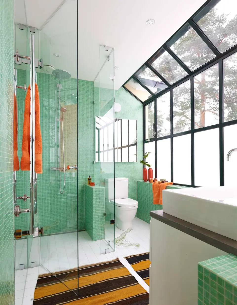 Dusch bakom glasvägg i grön mosaik under glastak, villa i Djursholm