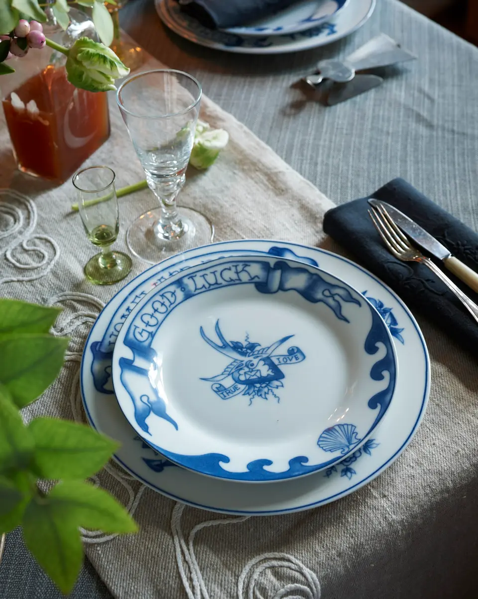 Juldukning med blåvitt porslin och glas, skärgårdshus på Yxlan
