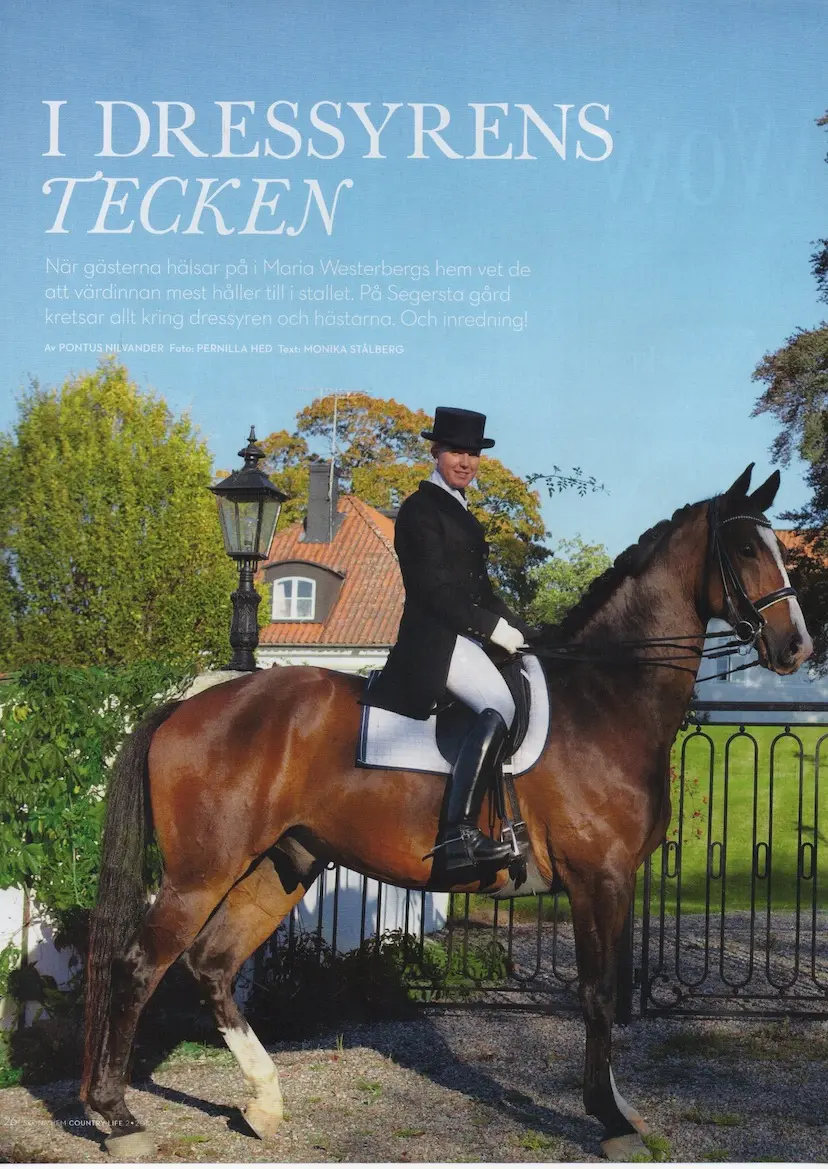 Tidningsuppslaget ”I dressyrens tecken” med ryttare till häst, gården Segersta