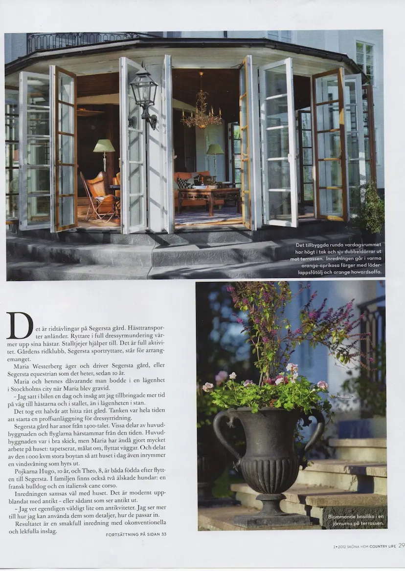 Tidningssida med glasveranda och urna med blommor, gården Segersta