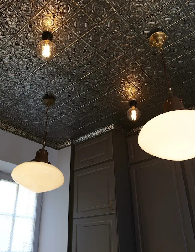 Tak av pressad plåt med glödlampor och opalglaslampa, kök i Gamla stan