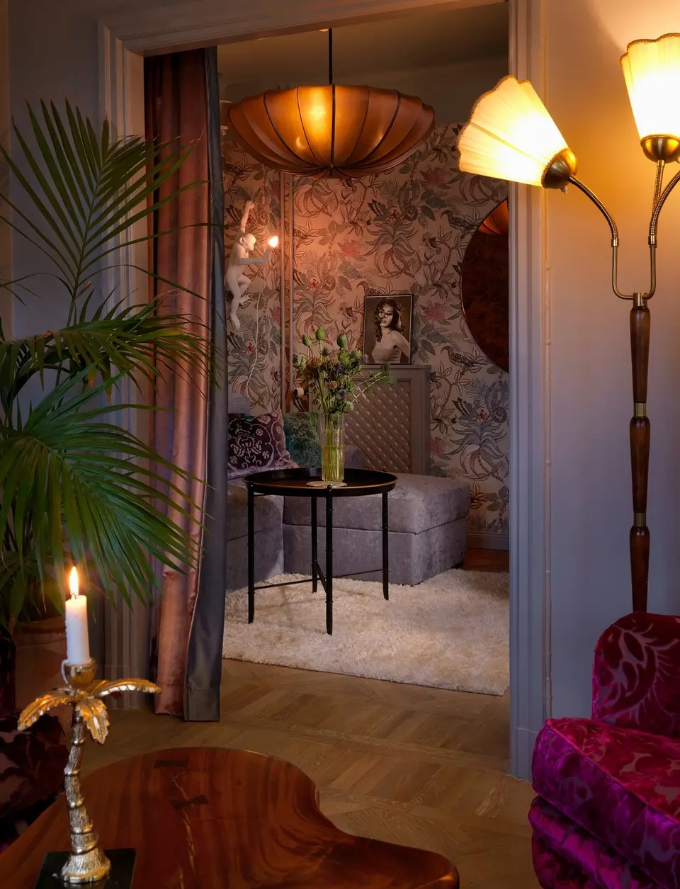 Tv-rum med aptapet från Cole & Son, palm och golvlampa, Alexandra Pascalidous hem i Stockholm