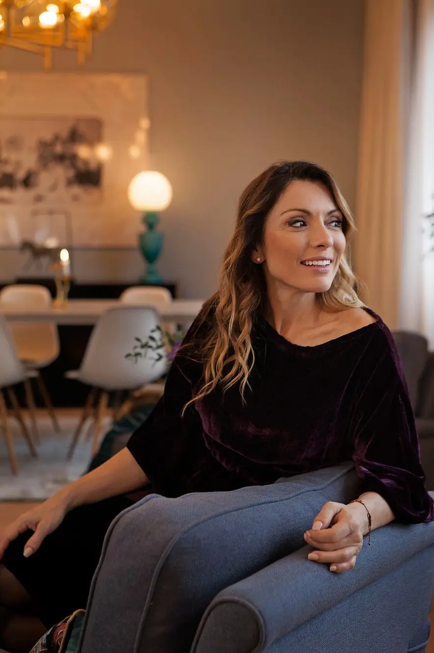 Porträtt av Alexandra Pascalidou i en fåtölj, Alexandra Pascalidous hem i Stockholm