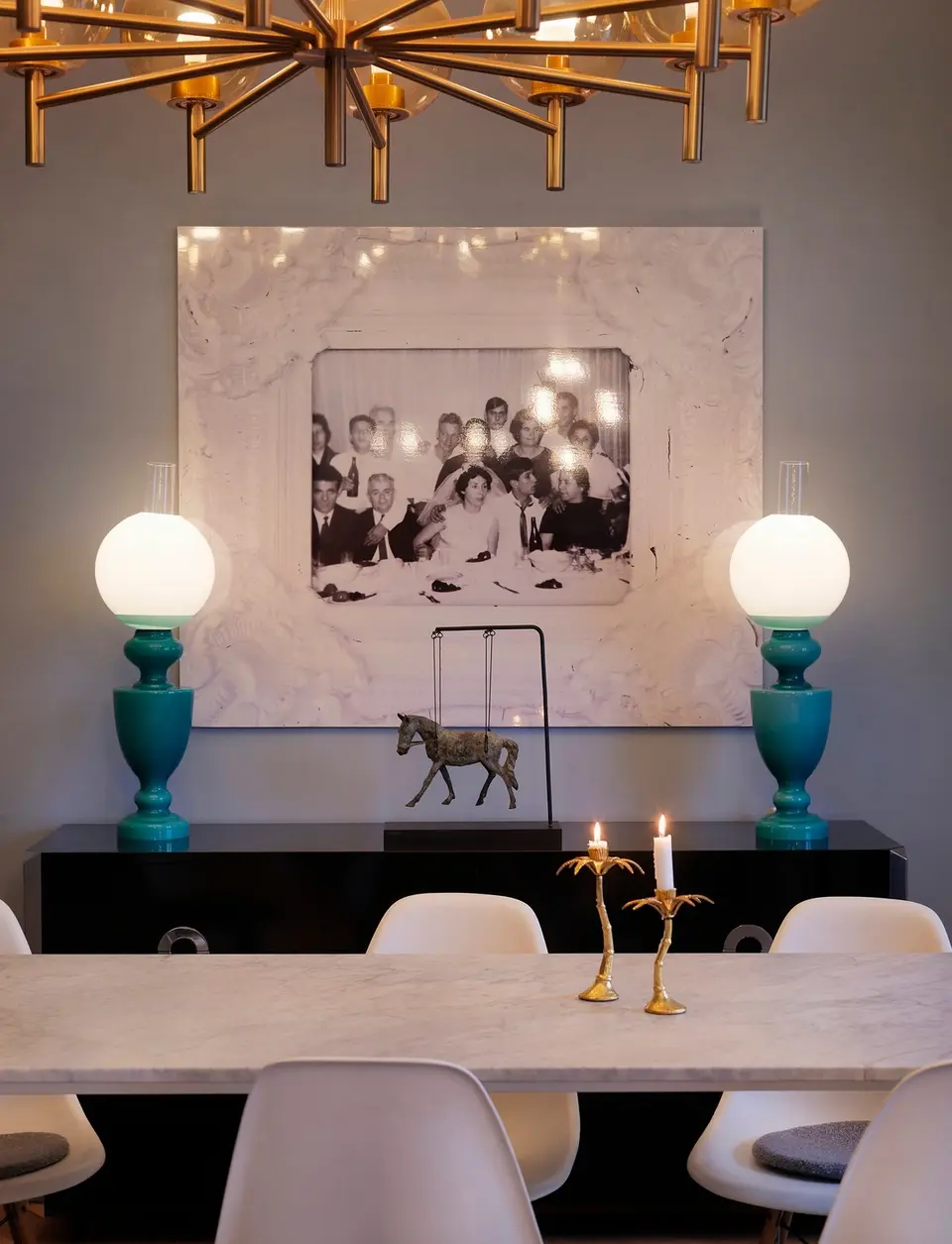 Matbord med underrede av Nilvander Ateljéer, petrolfärgade lampor och fotografi, Alexandra Pascalidous hem i Stockholm
