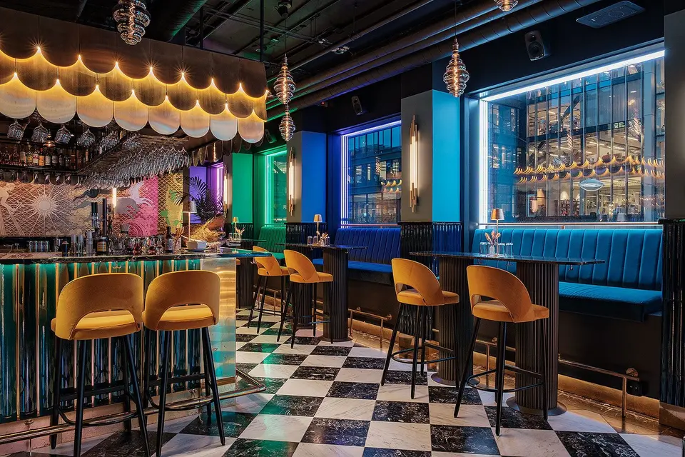 Cocktailbar med schackrutigt marmorgolv, senapsgula barstolar och rörformat kakel, Restaurang Pava, Stockholm