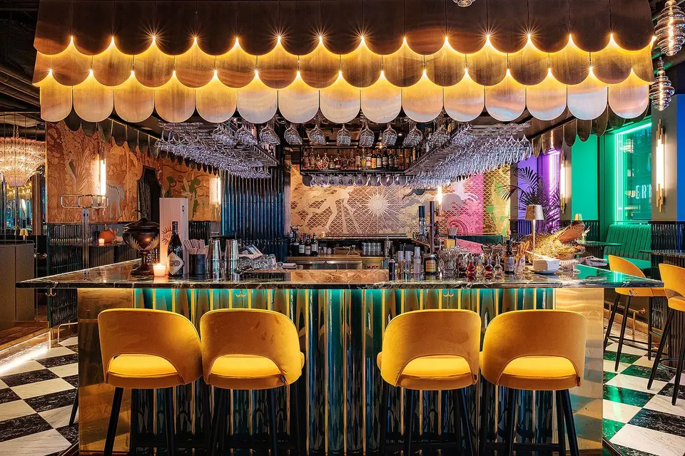Bardisk klädd i rörformat kakel under en draperad belyst kappa, Restaurang Pava, Stockholm