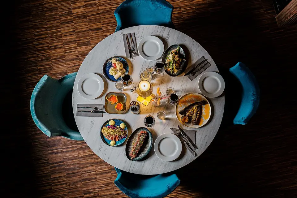 Runt marmorbord med rätter, sett ovanifrån, Restaurang Pava, Stockholm