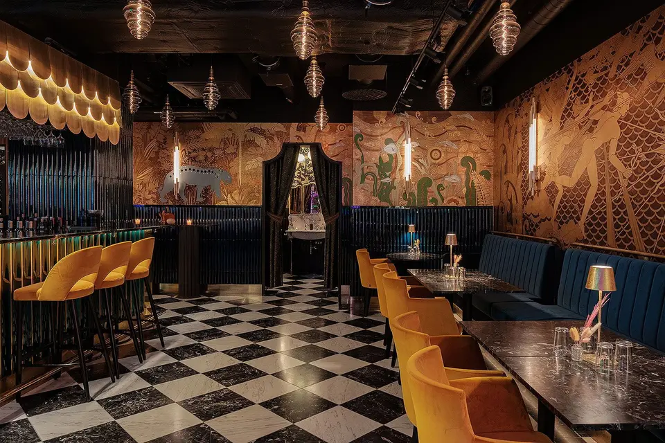 De Gournay-tapet, schackrutigt golv och bord längs väggen i baren, Restaurang Pava, Stockholm