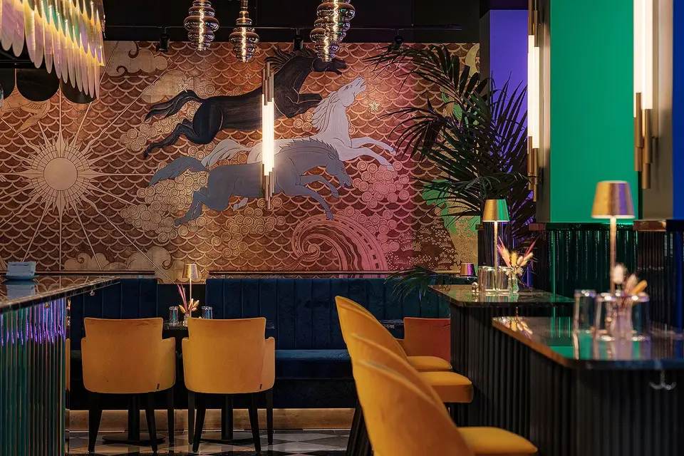 Handmålad de Gournay-tapet med hästar, ritad och färgsatt av Pontus Nilvander, Restaurang Pava, Stockholm